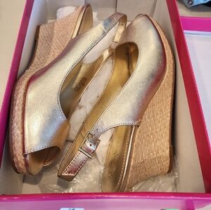 New with box size 9 Lilly Pullitzer gold Gigi wedges